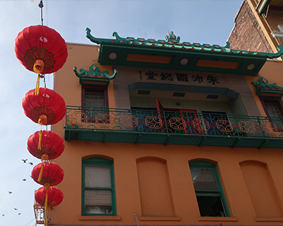 san francisco chinatown building lanterns